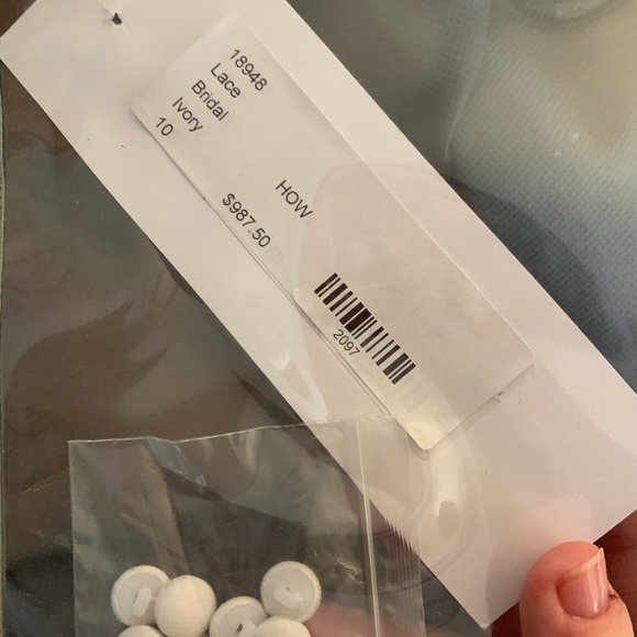 Size 10 ivory wedding gown - Picture 1 of 8